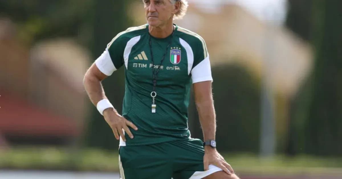 Entraîneur italien observant l'entraînement de l'équipe