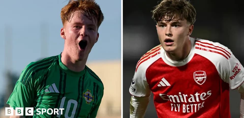 Deux joueurs de football en action, un en vert et un en rouge