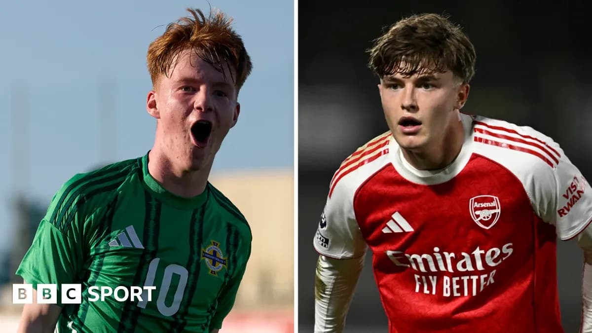 Deux joueurs de football en action, un en vert et un en rouge