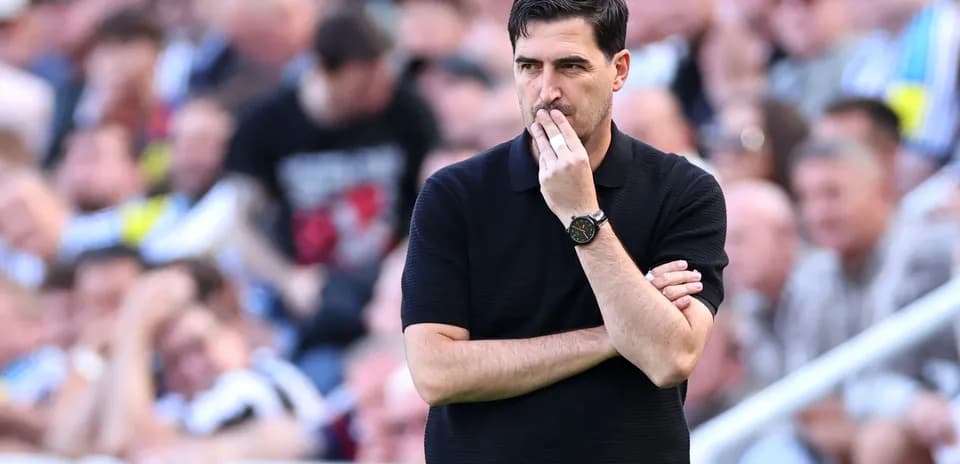 Entraîneur observant le match avec les bras croisés