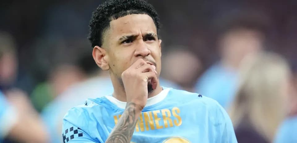 Joueur en tenue de match réfléchissant sur le terrain