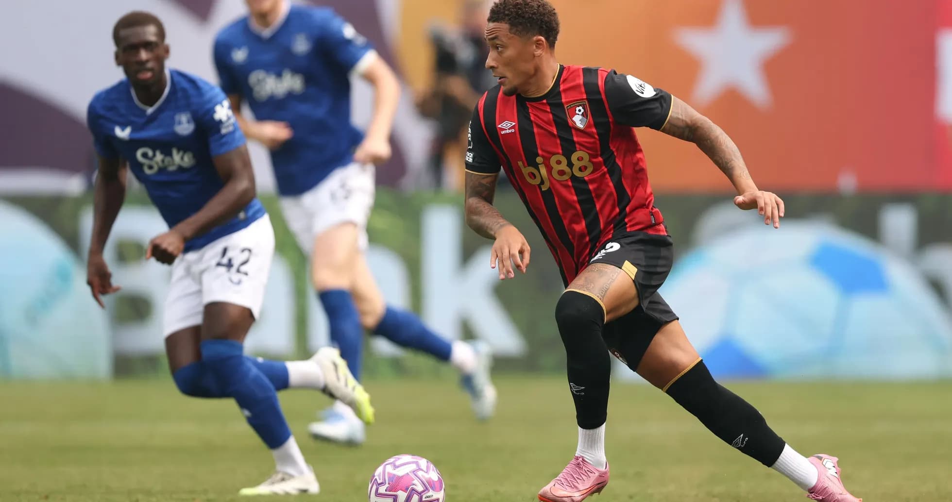 Joueur de Bournemouth dribblant avec le ballon pendant le match