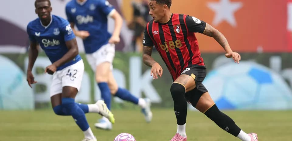 Joueur de Bournemouth dribblant avec le ballon pendant le match