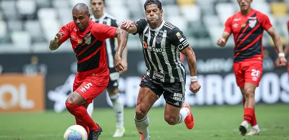 Joueurs d'Atletico Paranaense et Atletico-MG en action
