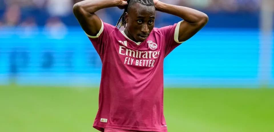 Joueur de Real Madrid en maillot rose sur le terrain