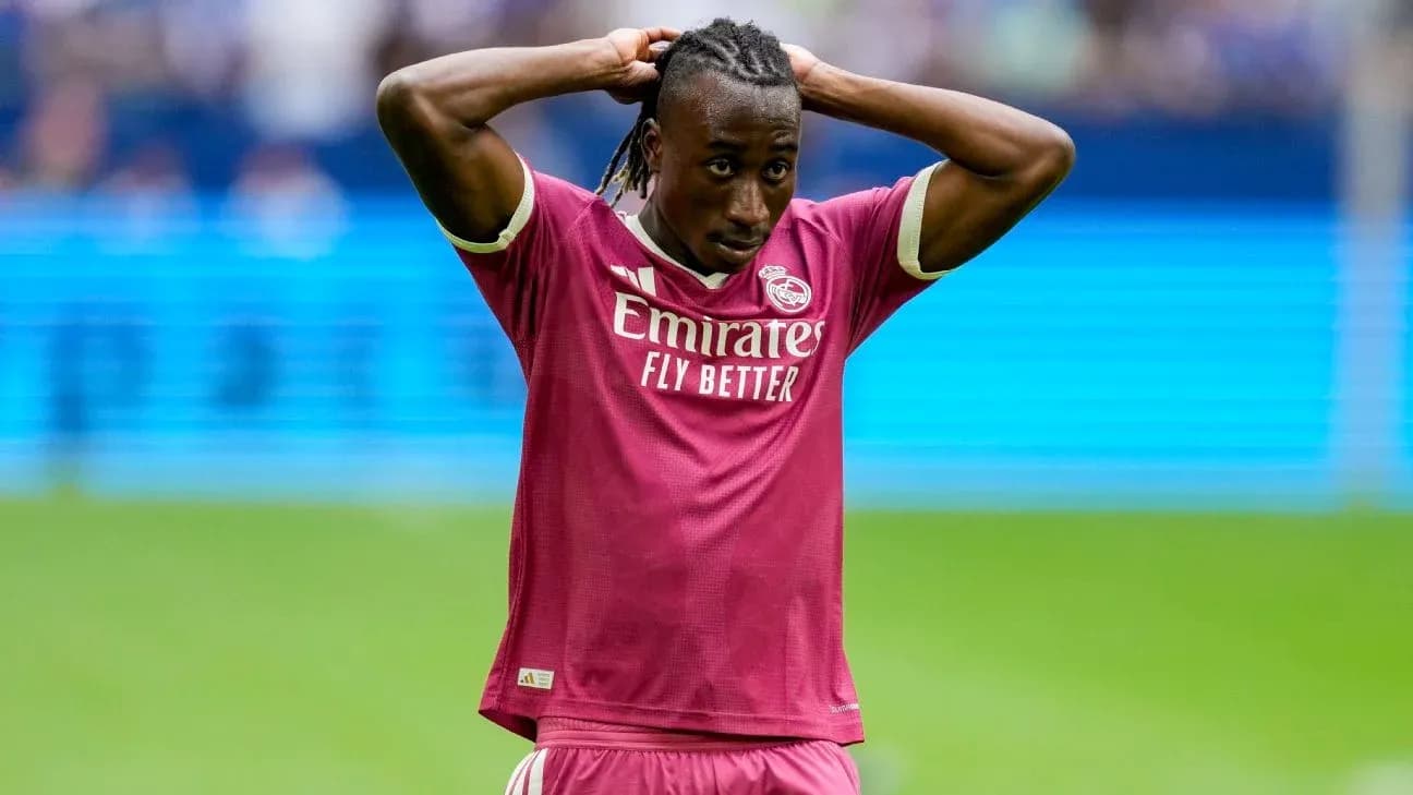 Joueur de Real Madrid en maillot rose sur le terrain Joueur de Real Madrid en maillot rose sur le terrain