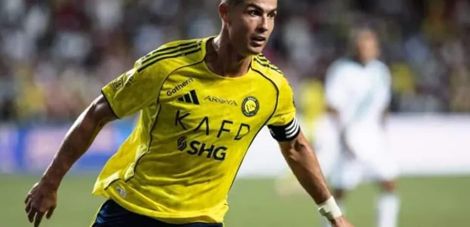 Joueur en uniforme jaune courant sur le terrain