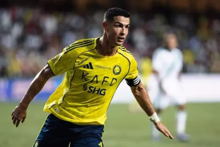 Joueur en uniforme jaune courant sur le terrain