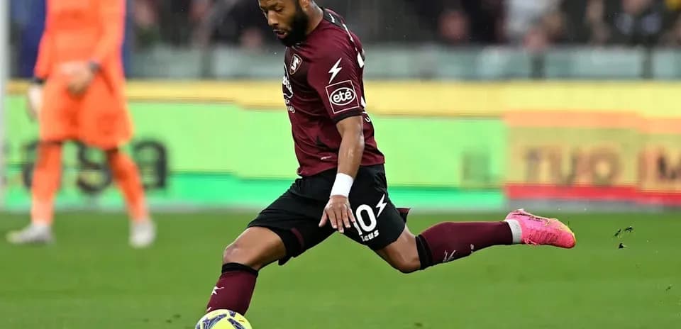 Joueur exécutant un tir pendant un match de football