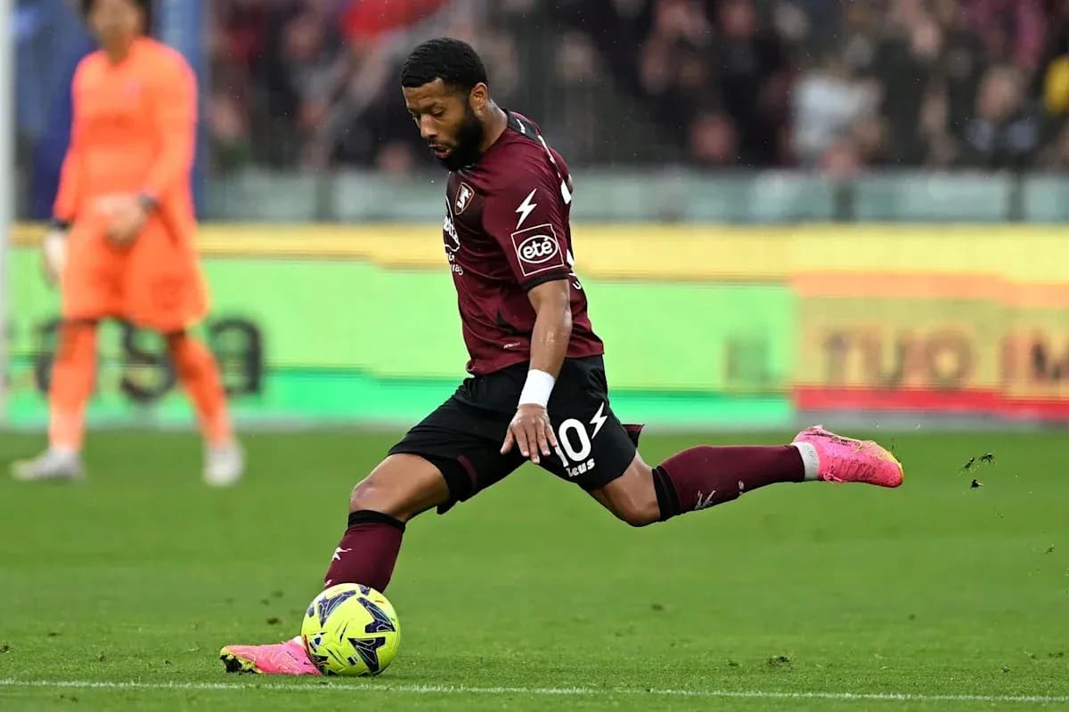 Joueur exécutant un tir pendant un match de football