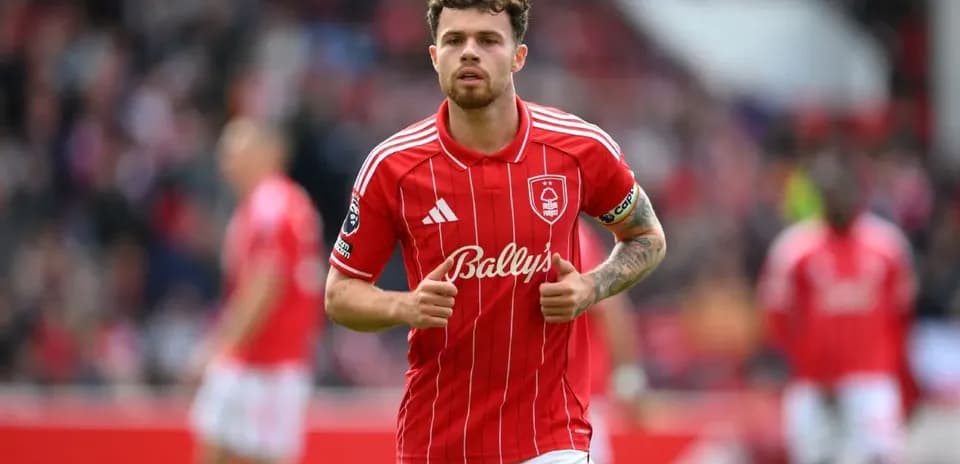 Joueur de Nottingham Forest courant sur le terrain