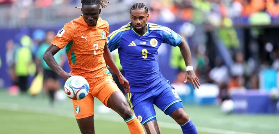 Joueurs en action lors d'un match de football