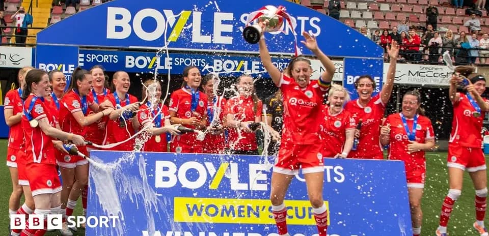Équipe célébrant la victoire avec un trophée