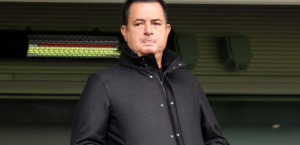 Person observant dans une loge au stade