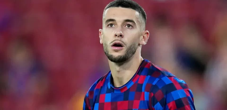 Joueur de Barcelone en maillot à carreaux pendant un match