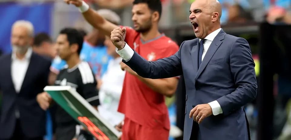 Entraîneur célébrant avec des joueurs sur le banc