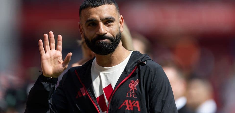 Joueur saluant les fans au stade de Liverpool