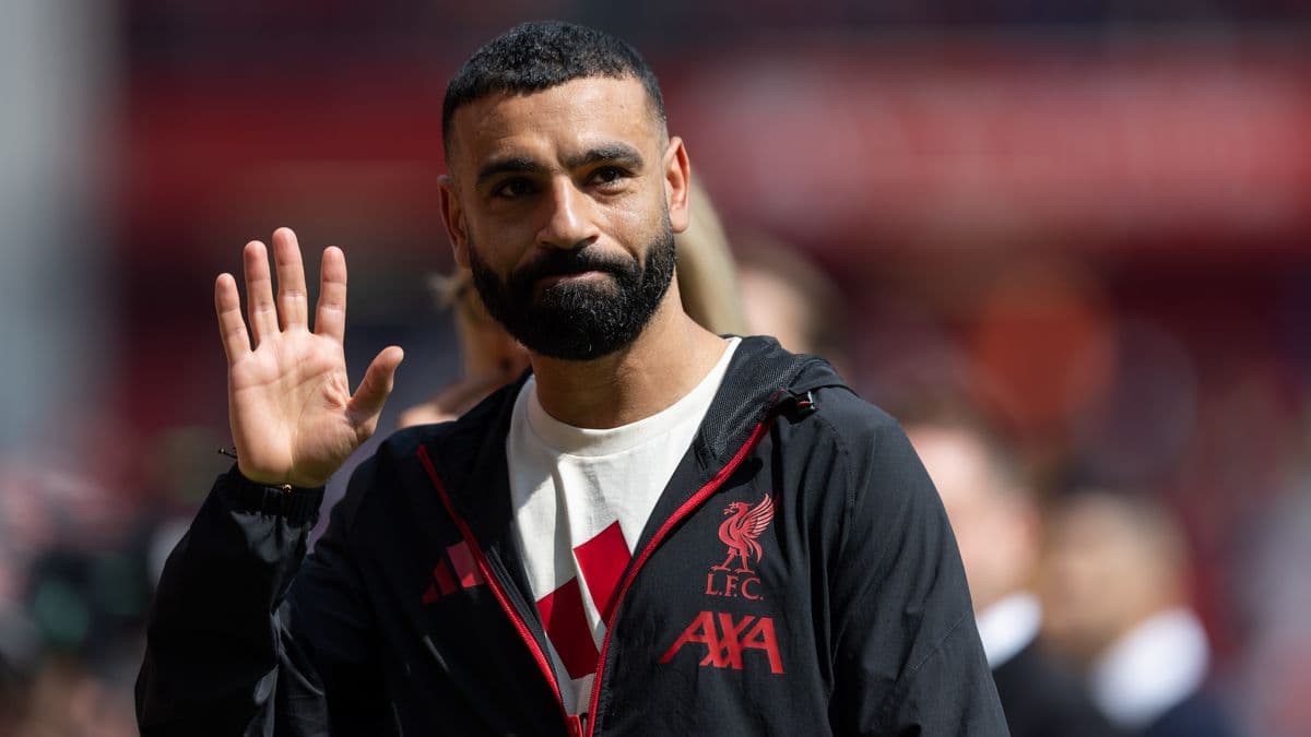 Joueur saluant les fans au stade de Liverpool