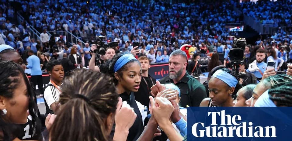 Équipe de basket se regroupant avant le match