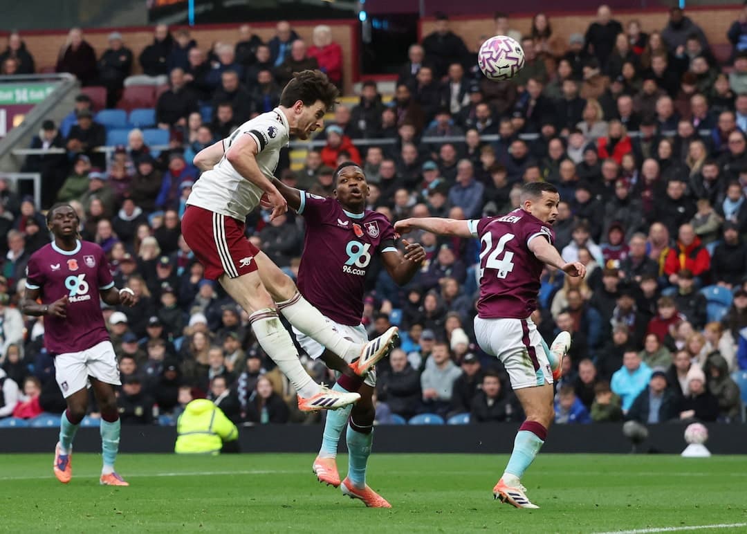 Un joueur d'Arsenal marque de la tête contre Burnley