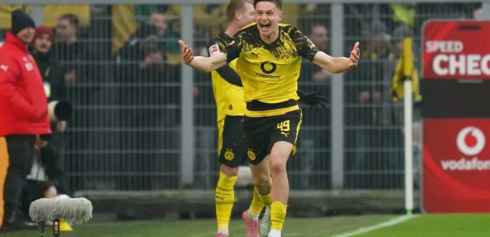 Joueur de Dortmund célébrant un but au stade