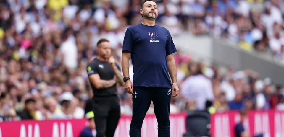 Entraîneur de Tottenham observant le match depuis la touche