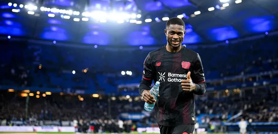 Joueur de football avec bouteille d'eau au stade