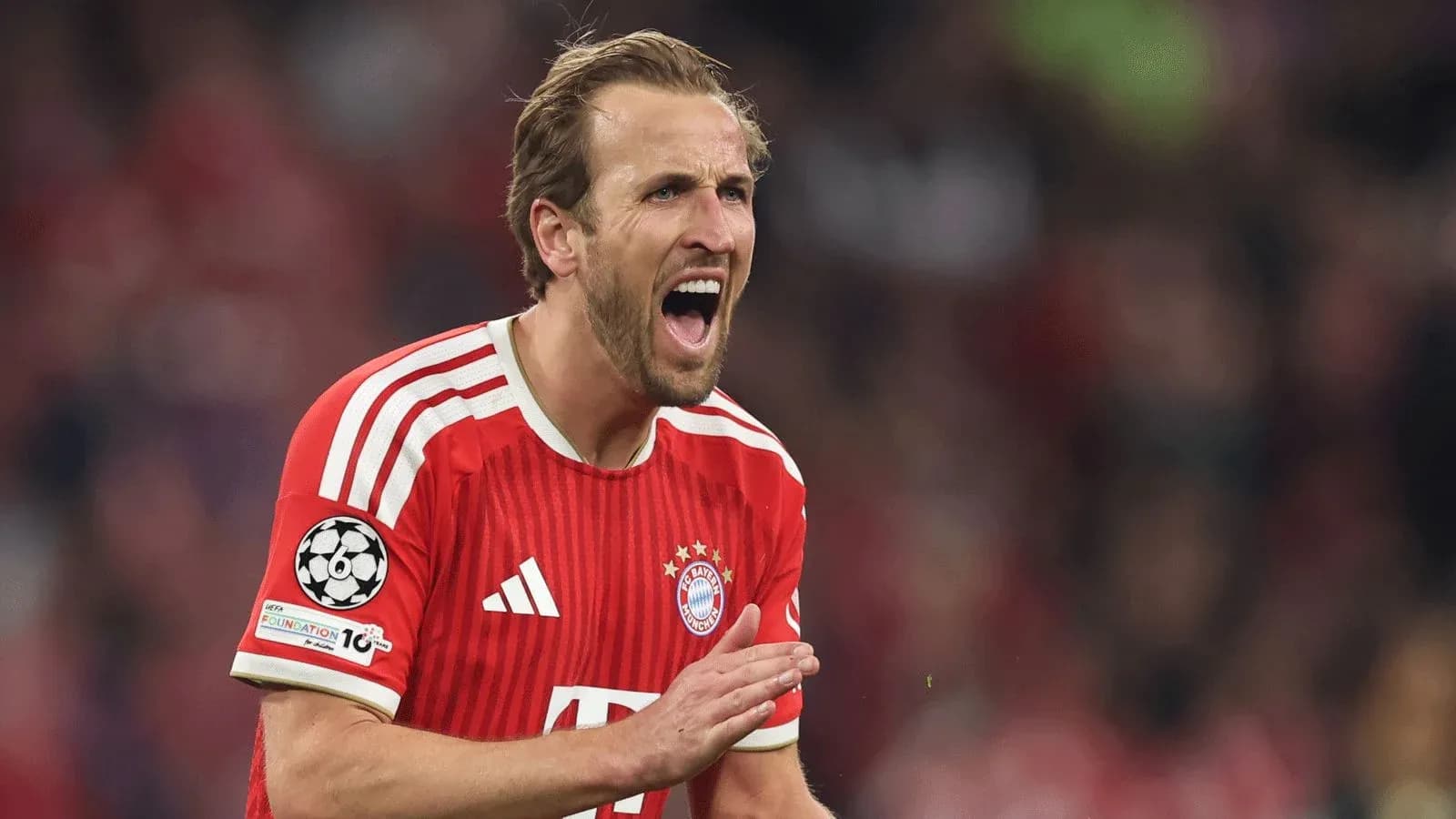 Joueur de Bayern Munich exprimant des instructions sur le terrain