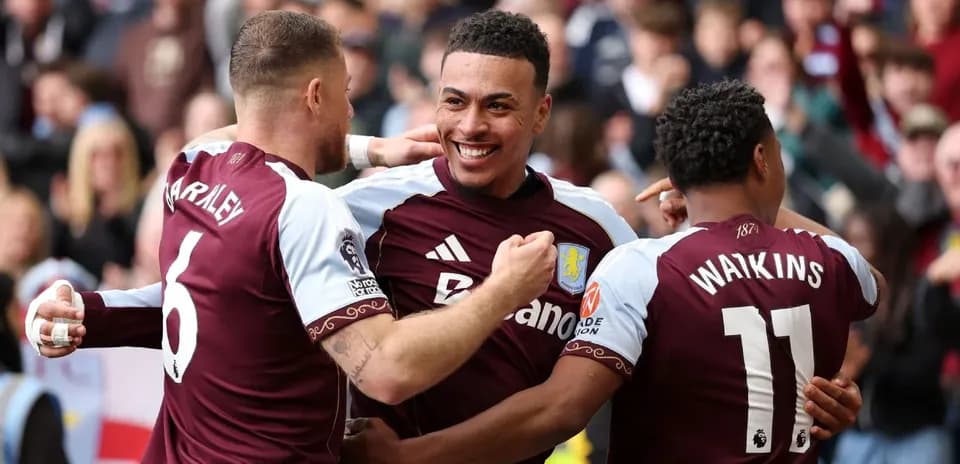 Joueurs d'Aston Villa célébrant un but
