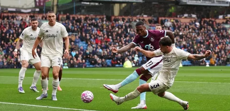 Action de match entre Nottingham Forest et Burnley