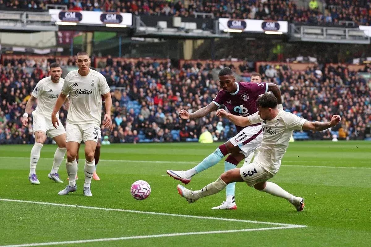 Action de match entre Nottingham Forest et Burnley