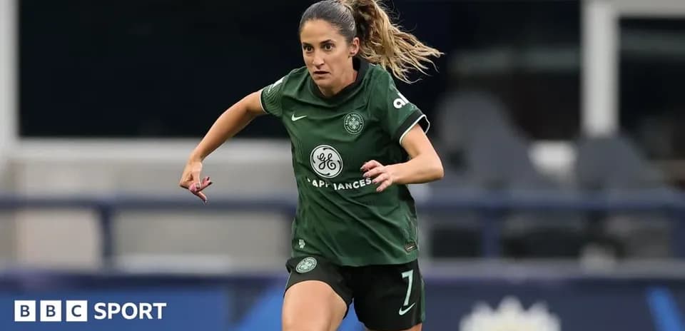 Joueuse de football en action sur le terrain