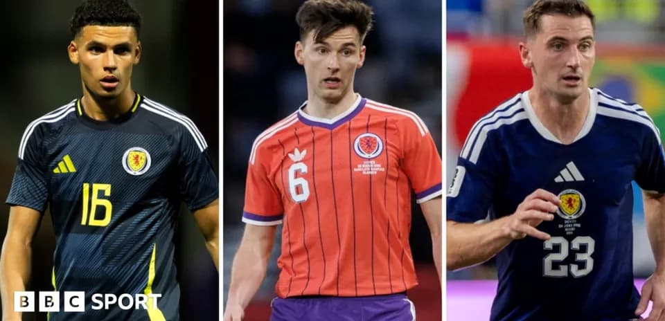 Trois joueurs écossais en tenue de football