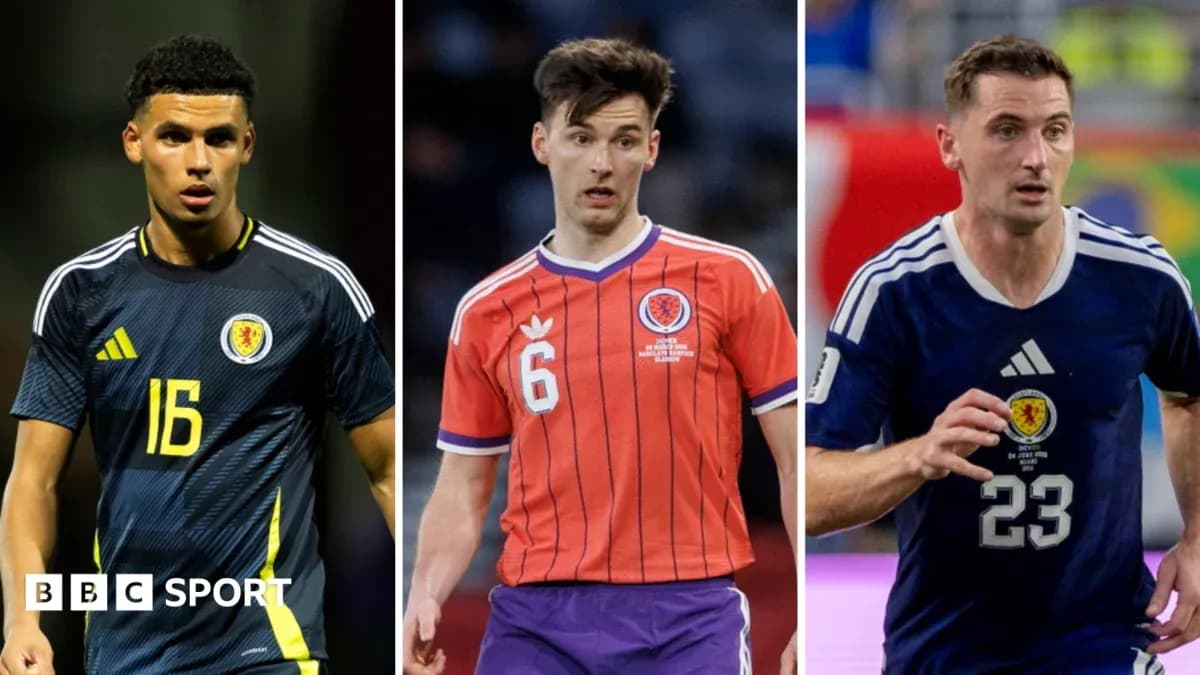 Trois joueurs écossais en tenue de football