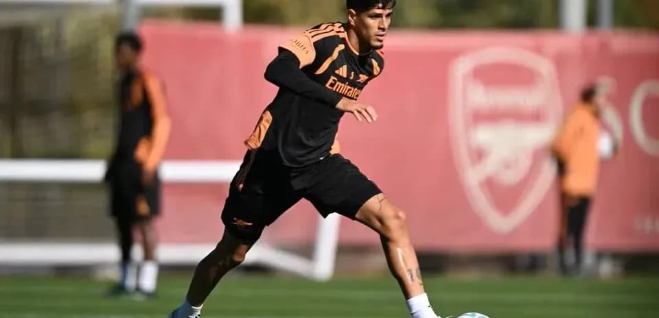 Joueur courant avec le ballon à l'entraînement