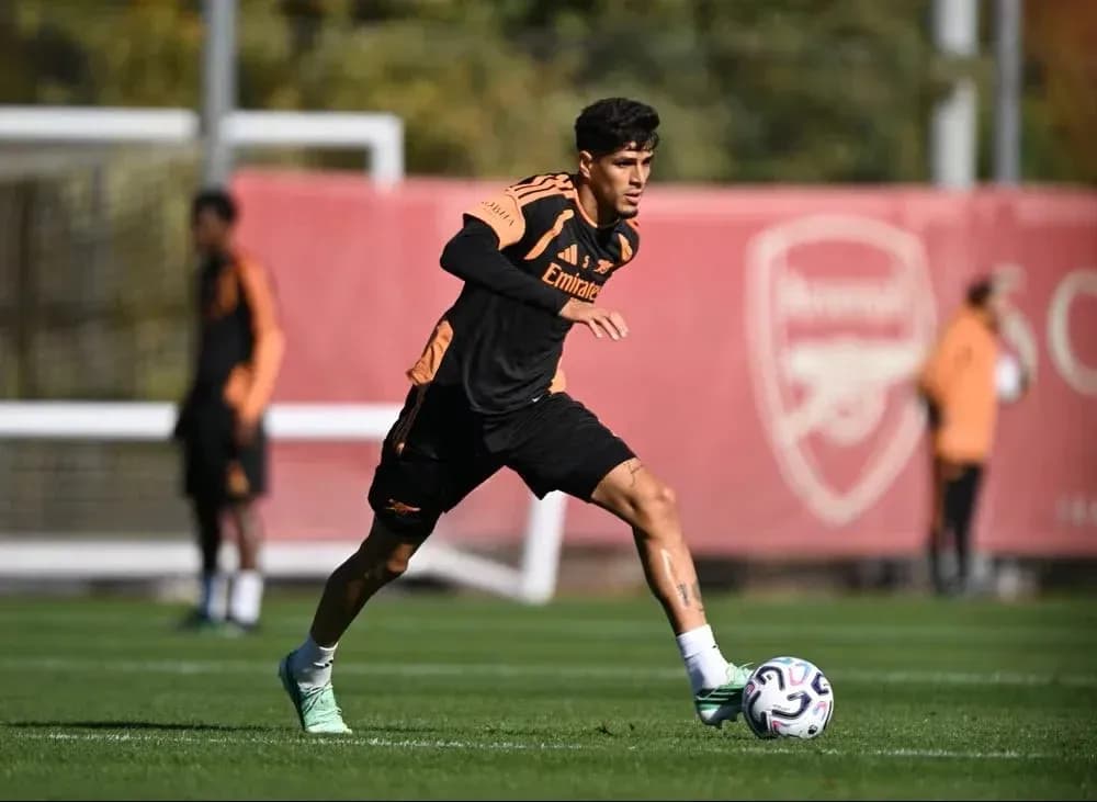 Joueur courant avec le ballon à l'entraînement