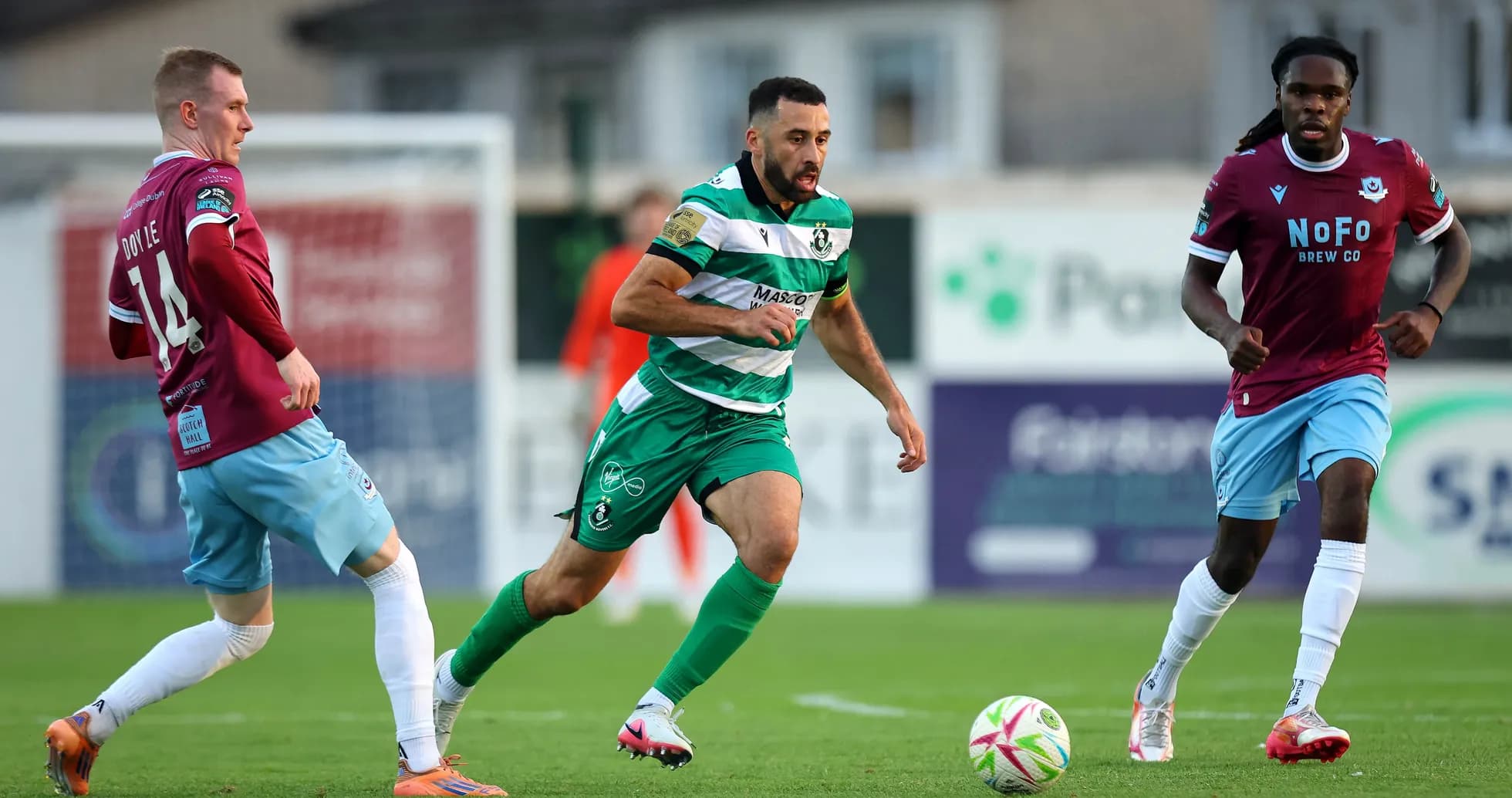 Joueurs en action pendant le match de football