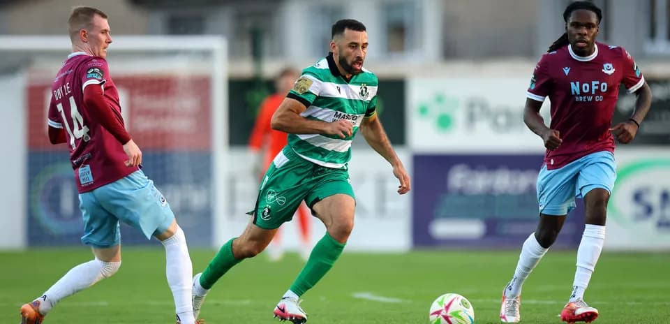 Joueurs en action pendant le match de football
