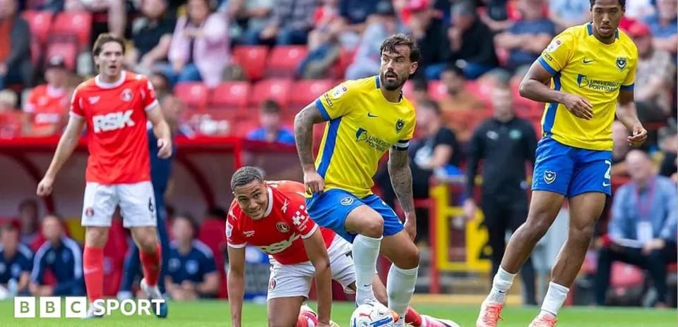 Joueurs en action lors d'un match de football