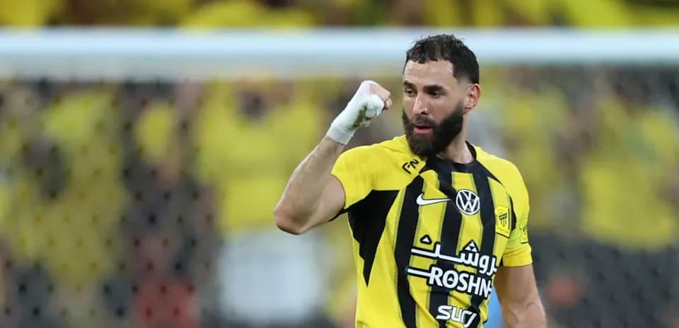 Joueur célébrant un but avec les bras levés