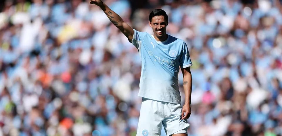 Joueur de Manchester City levant le pouce en signe d'approbation