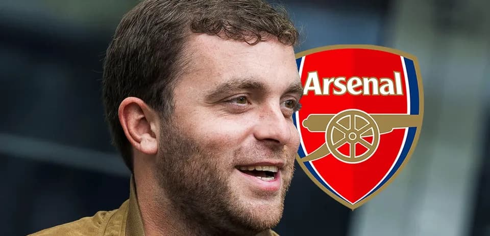 Homme souriant avec logo d'Arsenal en arrière-plan