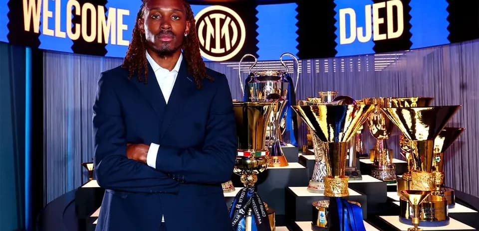 Joueur posant devant des trophées au club Inter Milan