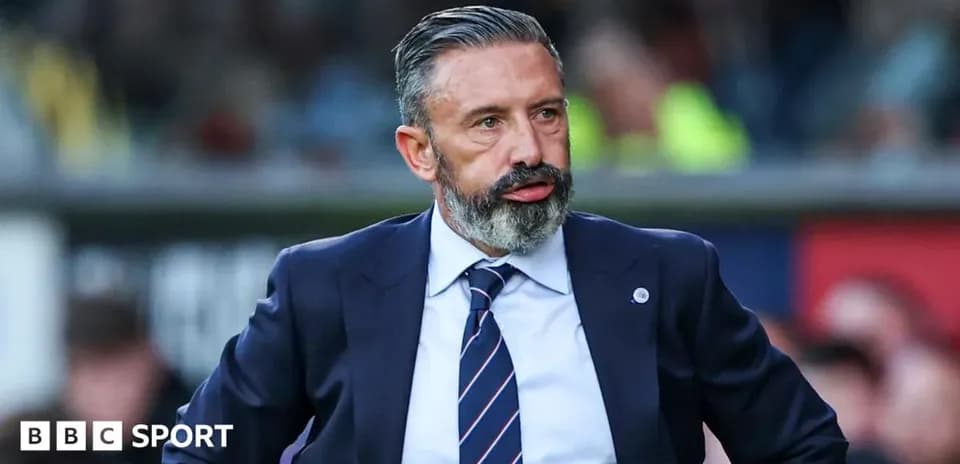 Entraîneur observant le match depuis la ligne de touche