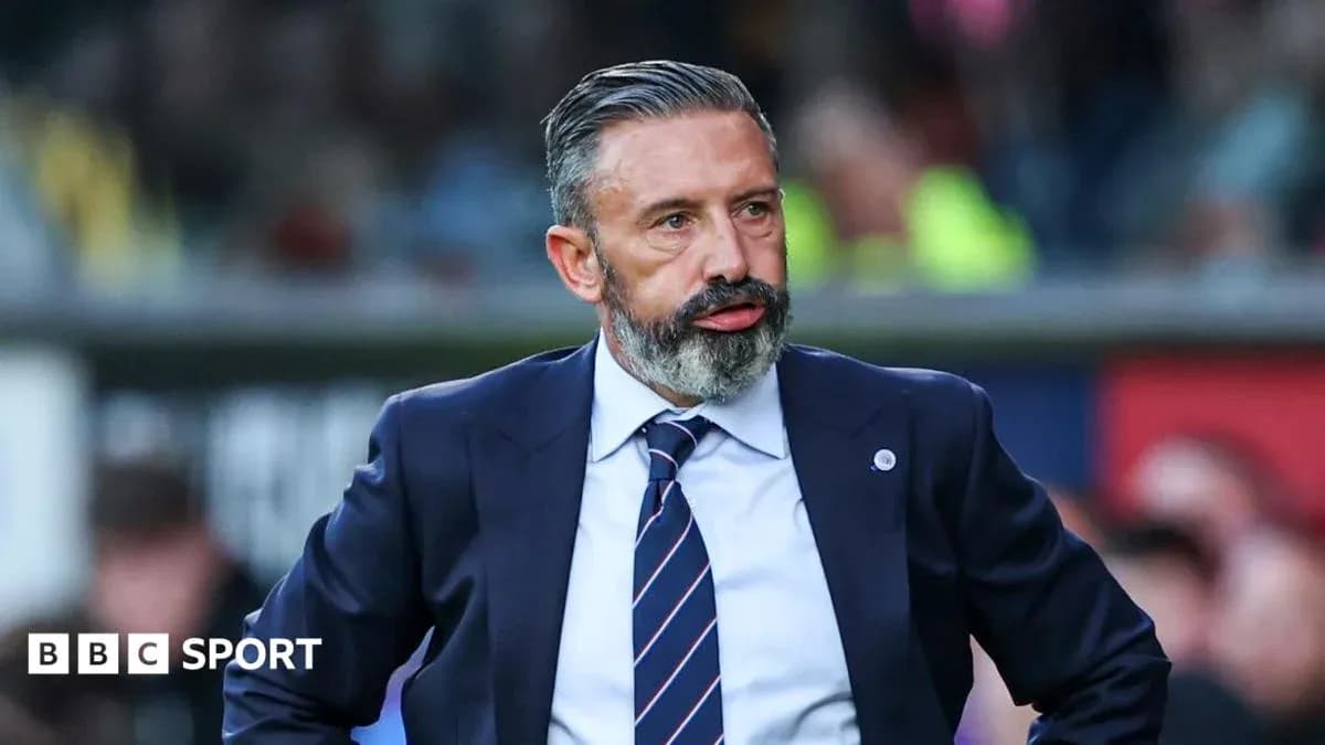 Entraîneur observant le match depuis la ligne de touche