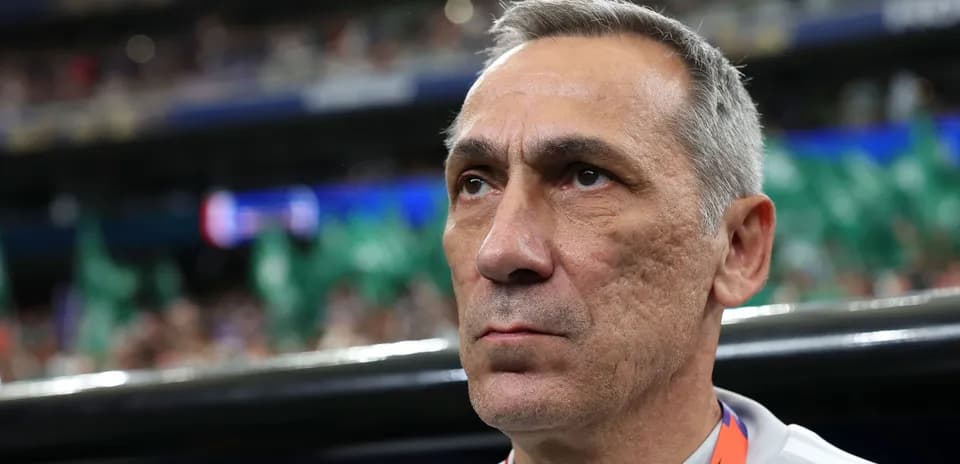 Entraîneur observant le match depuis le banc