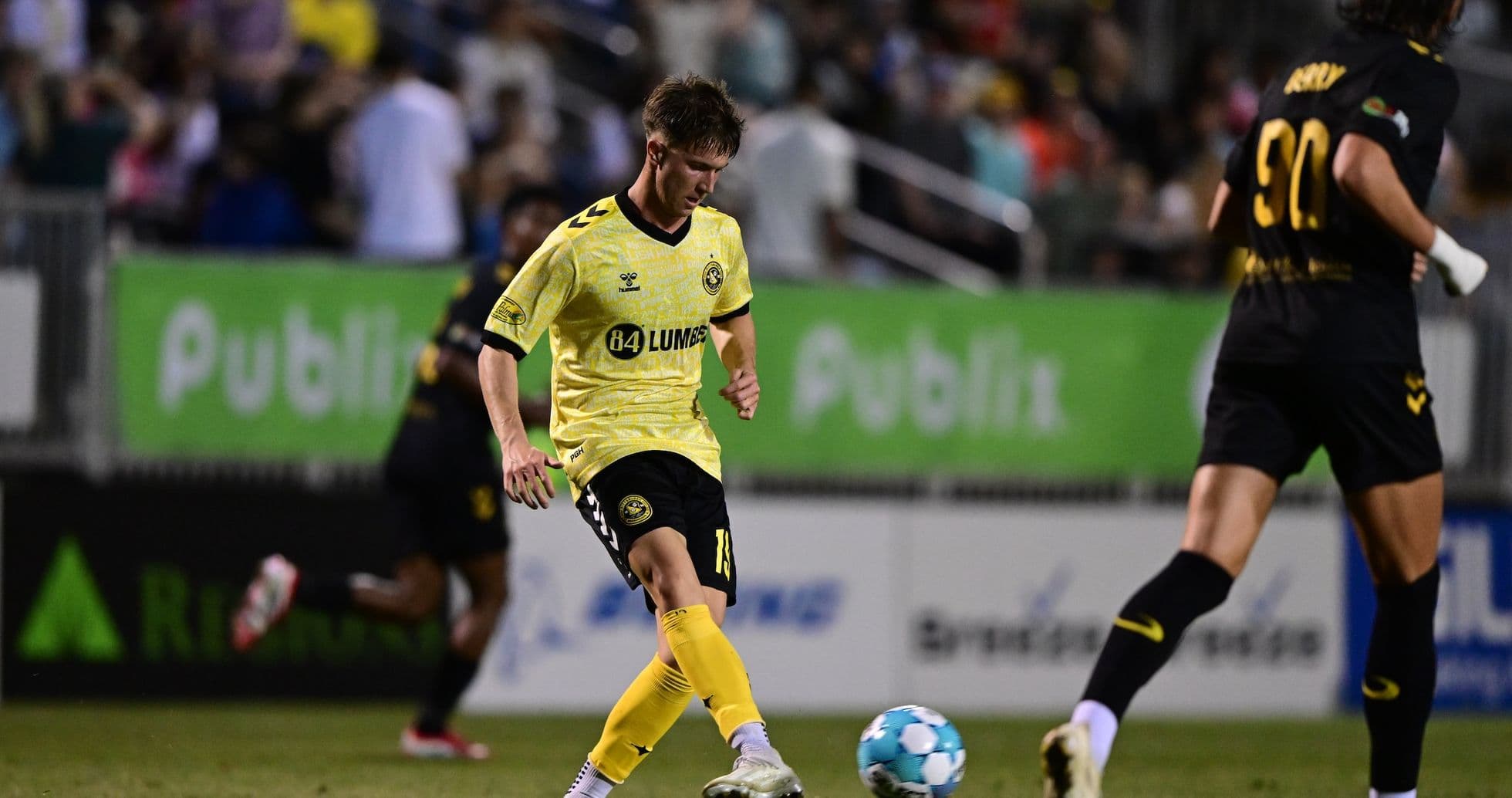 Joueur du Charleston Battery dribblant le ballon