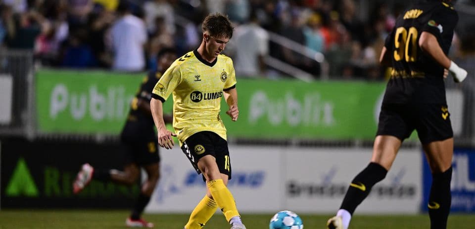 Joueur du Charleston Battery dribblant le ballon