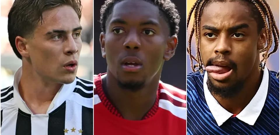 Trois joueurs de football en portrait rapproché
