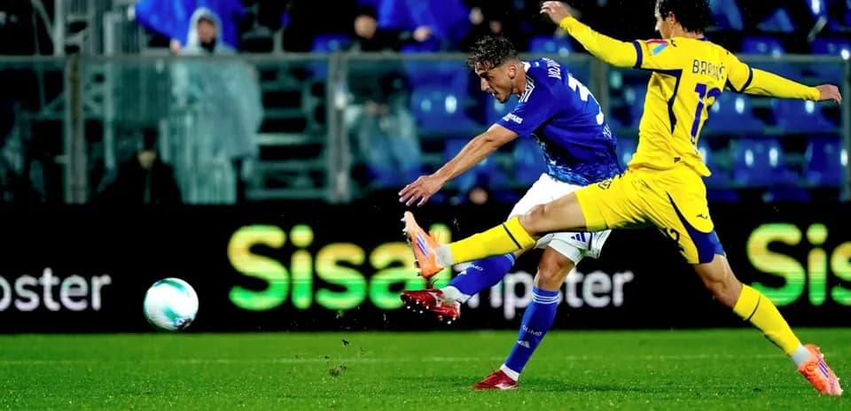 Joueur de Hellas Verona tire au but contre Como